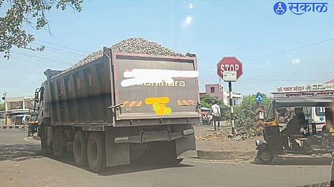 dumper with full sand