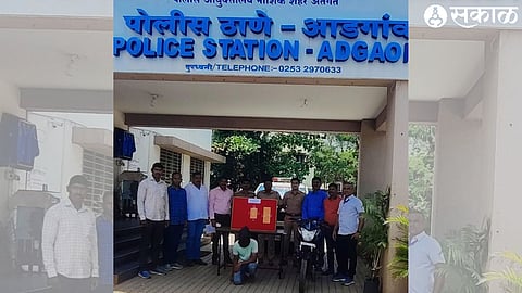 Suspects and items arrested in the case of forcible theft in Adgaon. Along with Adgaon Police Station team.
