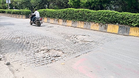 पिंपळे निलख मुख्य रस्त्यावर धोकादायक खड्डे