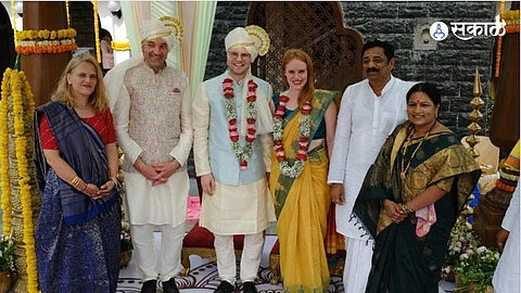 couple came to India for friend wedding got married in Pune in a Hindu wedding ceremony marathi News