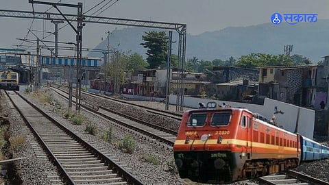 रेल्वेच्या सीएसएमटी स्थानकावरील फलाटाच्या विस्तारीकरणामुळे हा बदल करण्यात आल्याचे रेल्वे प्रशासनातर्फे सांगण्यात आले.