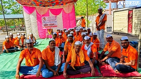 Hamal protesting for license renewal in front of the entrance of the market committee in Navapur