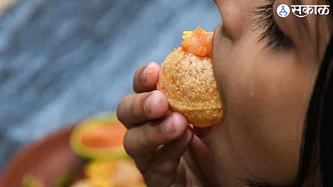 panipuri eating