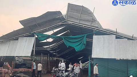 Damage to onion shed due to rain accompanied by strong winds in the area.