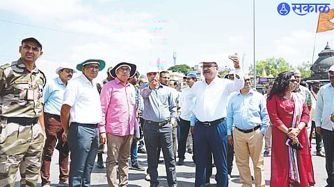 Nashik Sites of proposed work in Simhastha Development Plan
inspection by Municipal Commissioner Dr. Ashok Karanjkar.