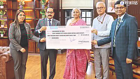 Nidhu Saxena, MD & CEO of Bank of Maharashtra, Vivek Joshi, Secretary, Financial Services, presenting the dividend check to Finance Minister Nirmala Sitharaman.