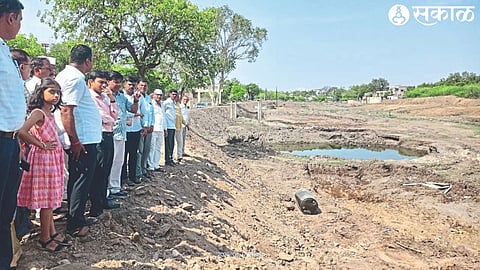 Collector Abhinav Goyal, Water Researcher Bhila Patil, Group Development Officer Ganesh Chaudhary, Umesh Patil etc. while inspecting the deepening of river Bhat.