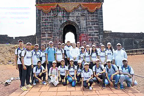 गड किल्ले स्वच्छता मोहिमेसाठी मुंबई विद्यापीठाचा पुढाकार