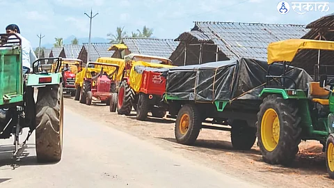 Two-way rush of vehicles to weigh on Abhona Kalwan road.