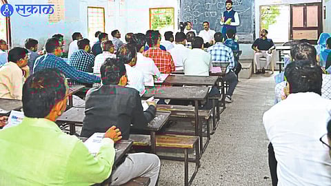 Independent candidate Vivek Kolhe held meetings at various places in the district and interacted with the teachers.