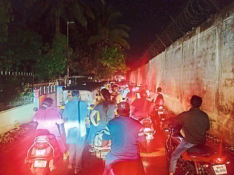 खेसे पार्कमध्ये मध्यरात्रीपर्यंत वाहतूककोंडी