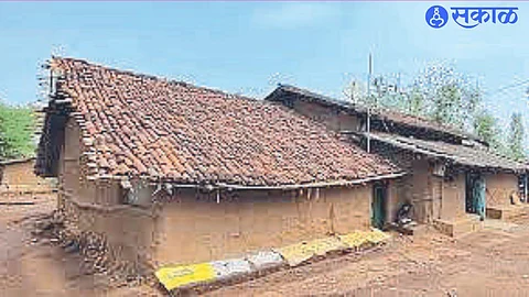 Koularu houses on pada.