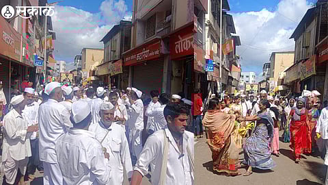 Lakhs of devotees from Maharashtra had come to witness the ring ceremony of the ceremony.