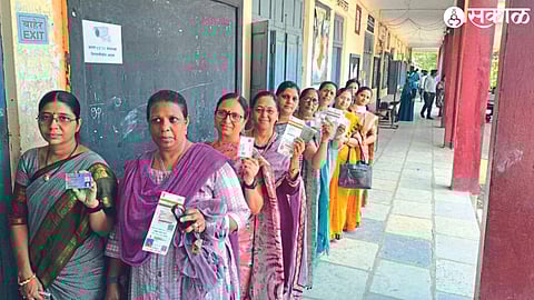 Queue for voting at Mahajan High School for Teachers Constituency.