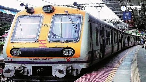 : लोकलमधुन सेवानिवृत्त नौदल अधिकाऱ्याचा मोबाईल फोन खेचला