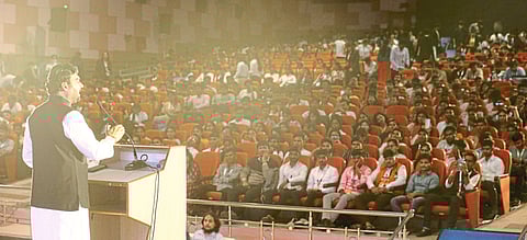 नेतृत्वासाठी सर्वात आधी पुढाकार घ्यायला शिका