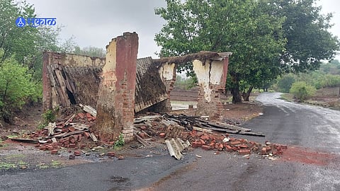 अतिवृष्टीमुळे पीकअप शेड जमीनदोस्त, जिवीतहानी टळली!