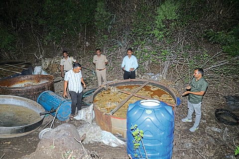 कोथळे परिसरातील हातभट्टीवर कारवाई