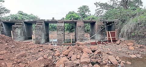 ‘फये’ बंधाऱ्यांत दरवर्षी लाखो रुपये पाण्यात