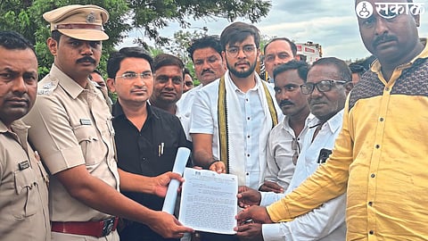 Officials of Forest Department giving written assurance letter to youth leader Dhananjay Chaudhary to allow Forest Department to start road works within two days.