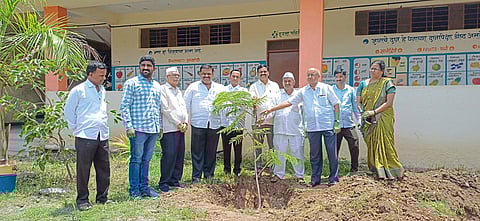 ‘एक विद्यार्थी एक वृक्ष लागवड व संवर्धन’ उपक्रमास सुरुवात