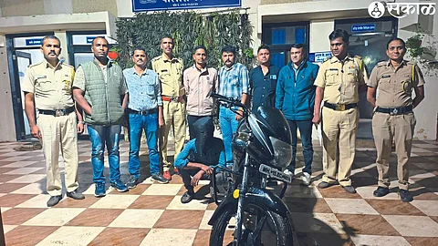 Officers and staff of Mhasrul police station with the two-wheeler thief and the two-wheeler seized from him