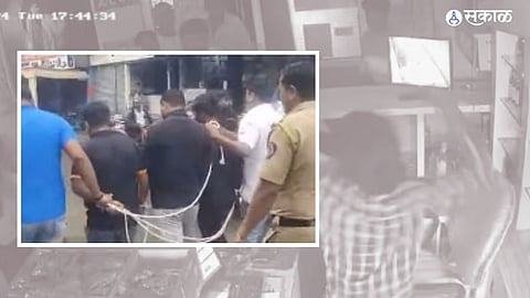 Video Viral : पोलिसांनी आरोपीची भर पावसात काढली धिंड; हॉटेल मॅनेजरला मारहाण केल्याचं प्रकरण, व्हिडीओ पाहा