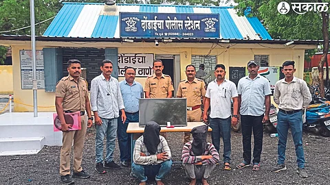 Inspector Nilesh More, Changdeo Handal investigation police personnel arresting the house burglar in Shastri Nagar here.