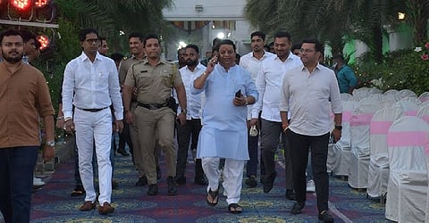 मुंबई-नाशिक महामार्गाची वाहतूक कोंडी सोडविण्यासाठी खासदार रस्त्यावर Video Viral