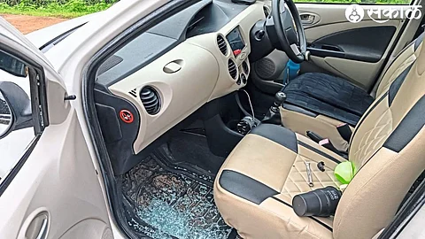 Thieves looted the goods by breaking the glass of the same vehicle.