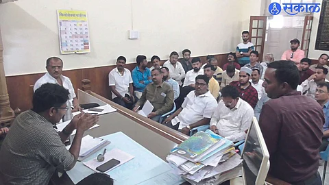Tehsildar Deepak Chawde during the meeting organized to remove encroachment on Sakri-Shirdi road. Former MLA Sanjay Chavan, Manoj Sonwane etc.