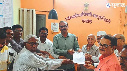 Residents of the new settlements while giving a statement to District Magistrate Manish Kumar Gaikwad.