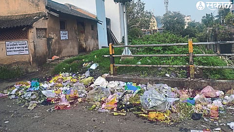 Such garbage is thrown near the Tileshwar Ganesha temple.