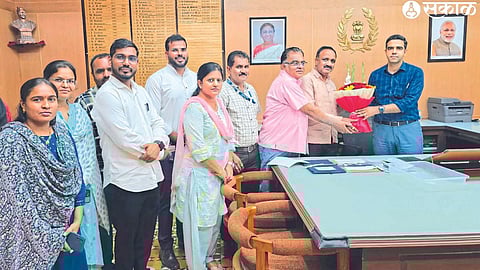 Officials of Talathi Association giving a statement to Collector Jalaj Sharma.