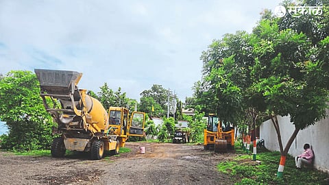 Contractor's vehicles parked in Sant Shiromani Guru Ravidasji Maharaj Udyan on the bank of Panjra river of Municipal Corporation.