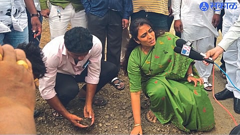 Nationalist Congress Party Sharad Chandra Pawar's Mahila Aghadi State President Rohini Khadse while inspecting the road. Neighbor officials and citizens.
