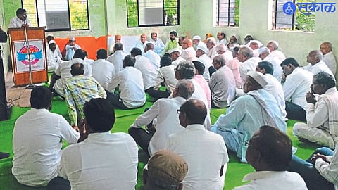 Assembly Inspector Gokul Borse speaking at the Congress party meeting. Neighbor Adv. Sandeep Patil, Shantaram Patil etc.