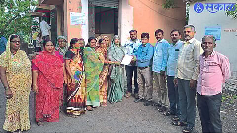 Residents of Pawan Nagar giving a statement to Avinash Kapadnis regarding power lines.