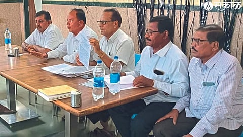 Sunil Devere, Panditrao Nikam, Vijay Pagar etc. explaining their position in the press conference against the sale of 'Vasaka' on Wednesday.