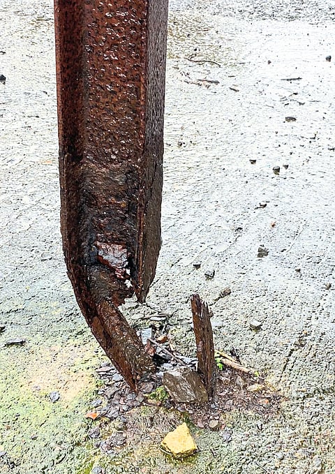 पेरीड येथे जीवेचा खांब धोकादायक