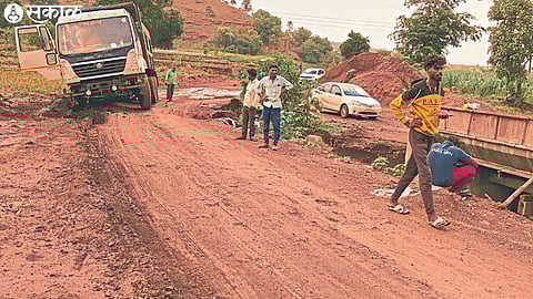 A heavy vehicle got stuck on the Kondaibari to Amli road near the nursery near Malangaon Dam, and the heavy vehicle stuck due to the dirt road collapsing as the alternative road was not paved.