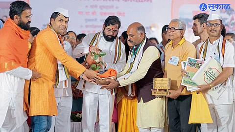 Eknath Shinde : मुख्यमंत्र्यांच्या हस्ते ‘सुवर्ण पिंपळ’ बीज प्रसादाचे वाटप;माउली हरित अभियानांतर्गत वाखरी विसावा येथे वृक्षारोपण