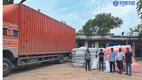 Driver and Gutkha worth crores caught by plainclothes police with container