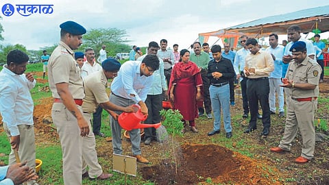 Arboriculture Collector Abhinav Goyal. Neighboring Administrative Officer.
