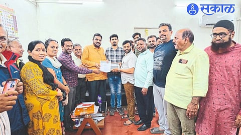 District President Mahesh Sadavarte, State President Salim Patel etc. while depositing e-Podge machine.