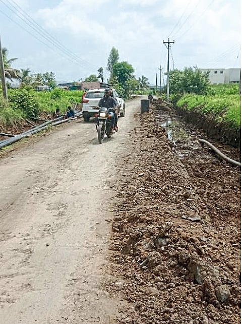 पाइपलाइनच्या खोदाईमुळे
लबडेमला रस्त्याची दुरवस्था