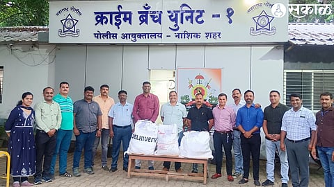 Items seized from women selling stolen clothes. Along with the team of Unit One of the City Crime Branch.