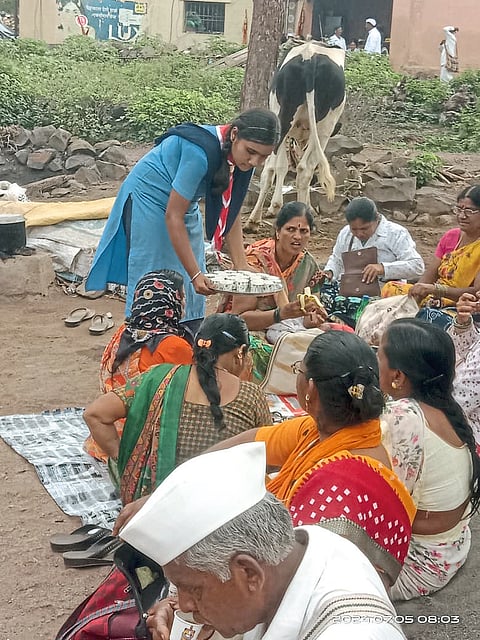 नीरेत गाइड पथकाचे सेवा कार्य