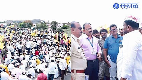 Shepherd brothers, shepherds with sheep, Dhangar community brothers while stopping the road to ask for various things. Tehsildar Sahebrao Sonwane, Police Inspector Harsh Vardhan Gawli in a discussion with Dhangar Samaj Sangharsh Samiti President Ramesh Sarak.