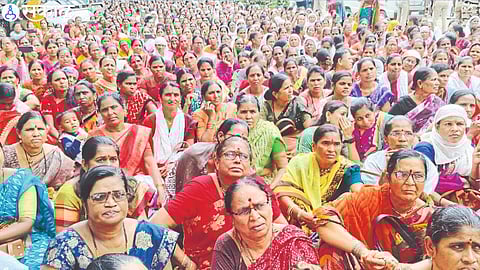 A carrot march was organized by the Nashik branch of the State Anganwadi Staff Association at the Zilla Parishad on Friday.